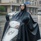 Pilot impermeable cubre moto en uso bajo la lluvia