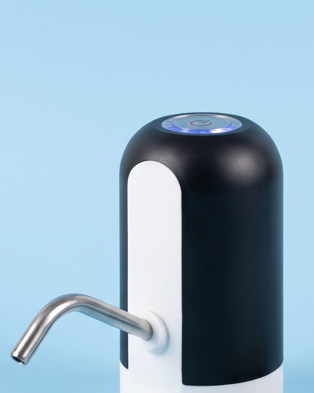 El dispensador de cerca: botón con luz y caño de acero inoxidable