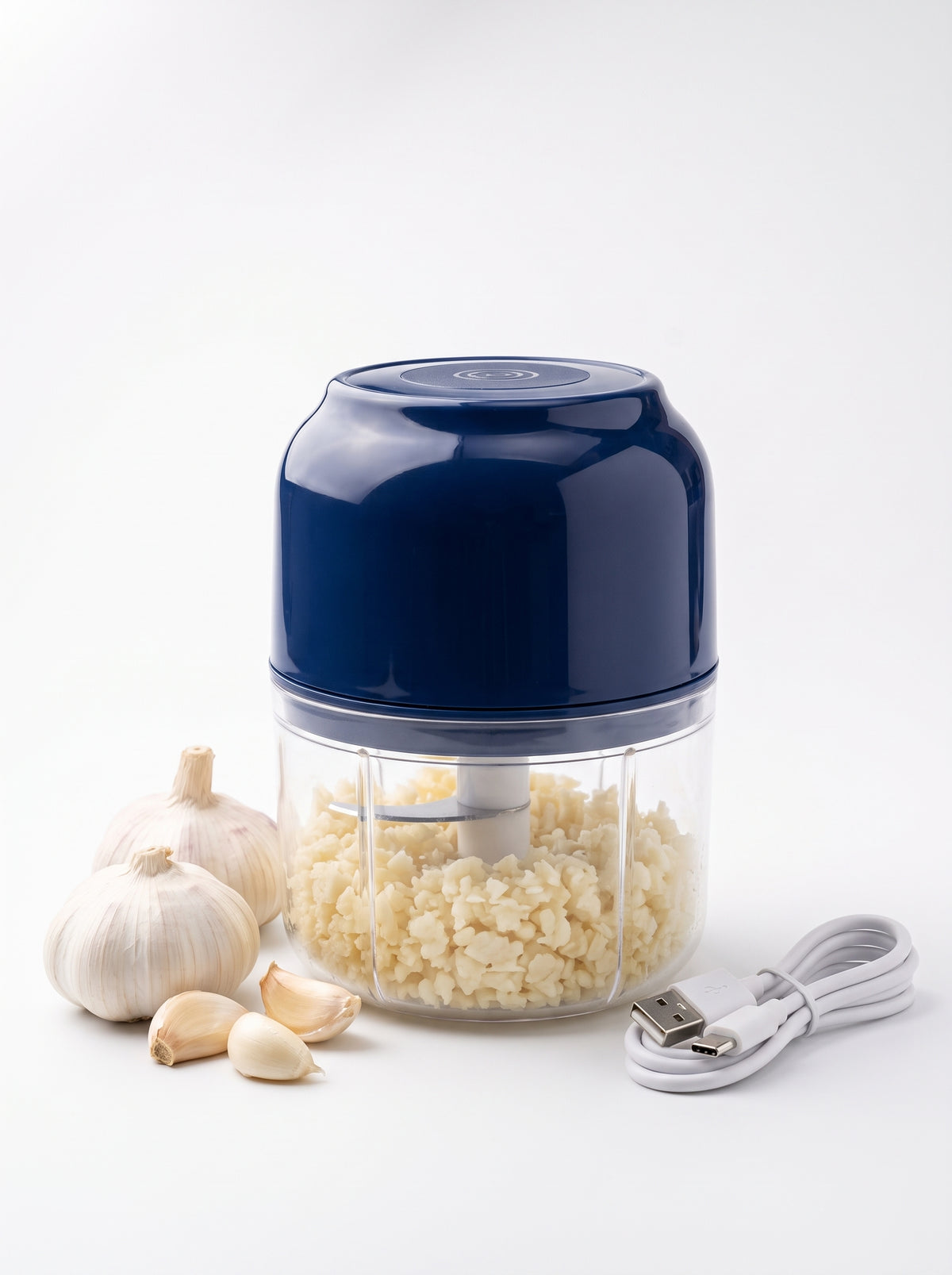 Mini procesadora portátil inalámbrica azul marino con ajo picado y cable USB