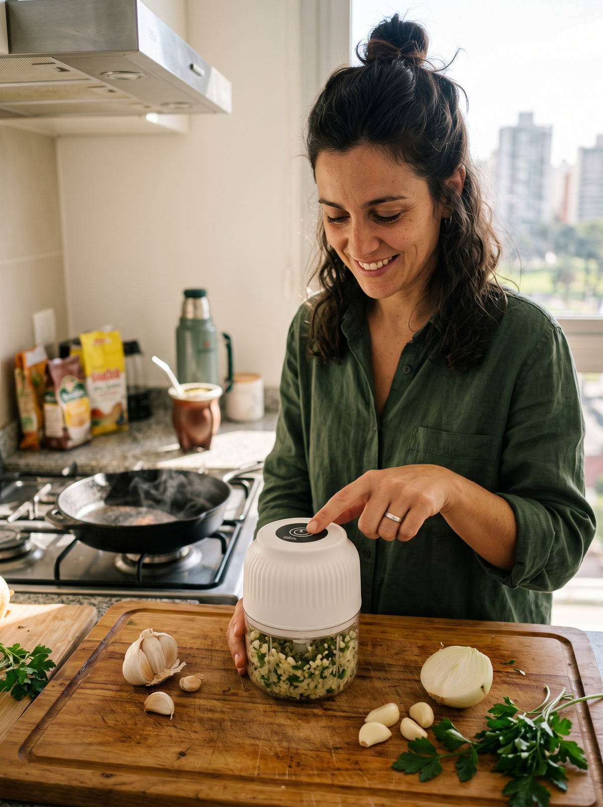 Mujer picando ajo con la mini procesadora en una cocina de Montevideo