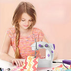 Máquina de coser mini con pedal en uso